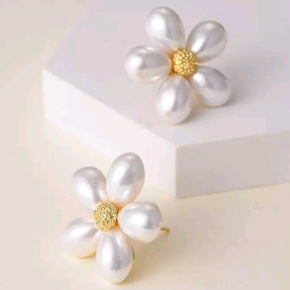 NEW! Chic Elegant Daisy Pearl Petals Flower Gold Plated Stud  Earrings - Picture 1 of 7